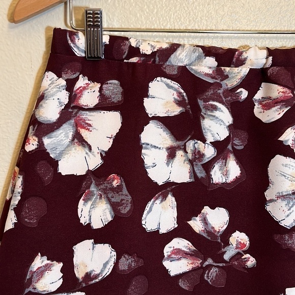 Bobeau Floral Mini Office Skirt - Picture 2 of 11